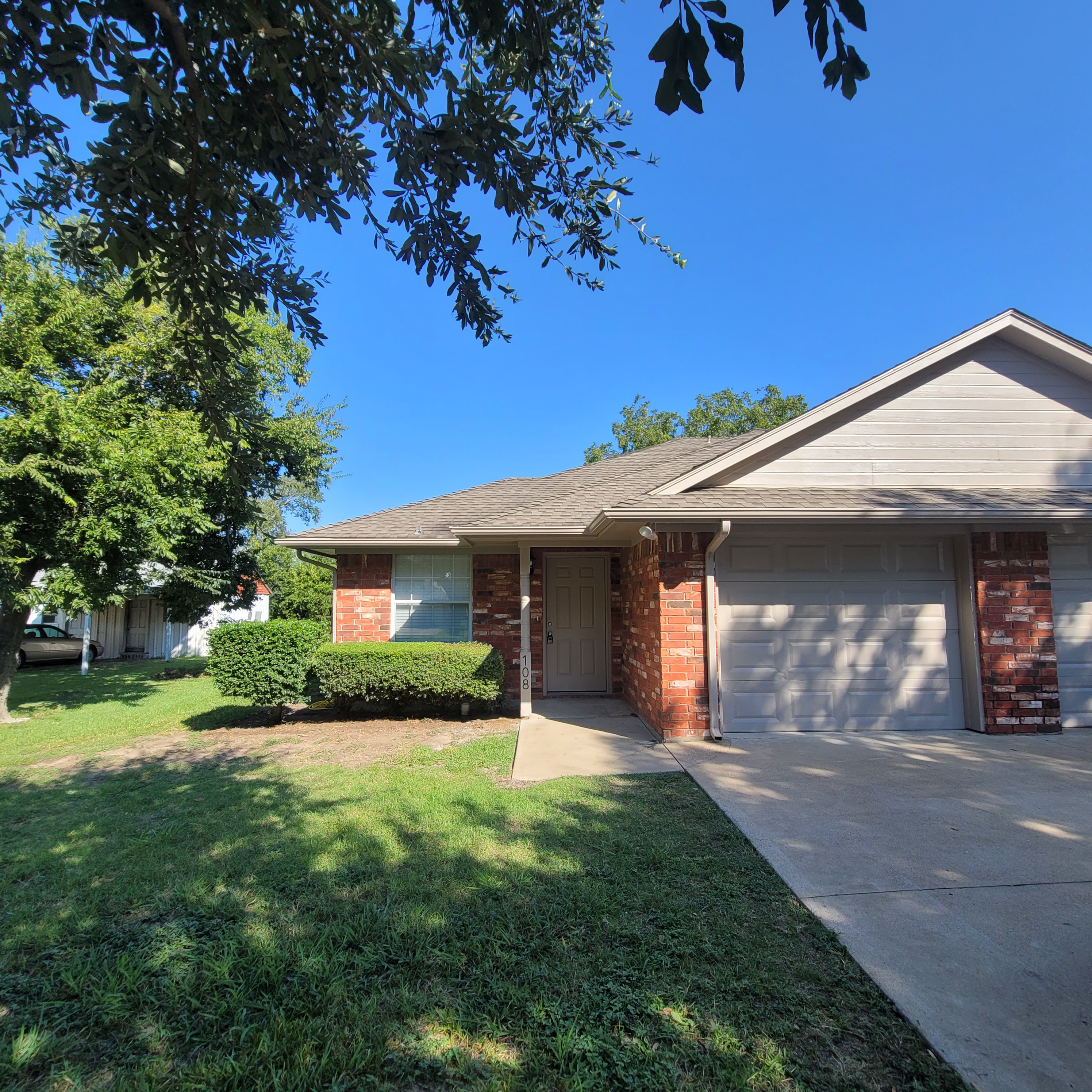 108 Casa Linda, Ennis, TX